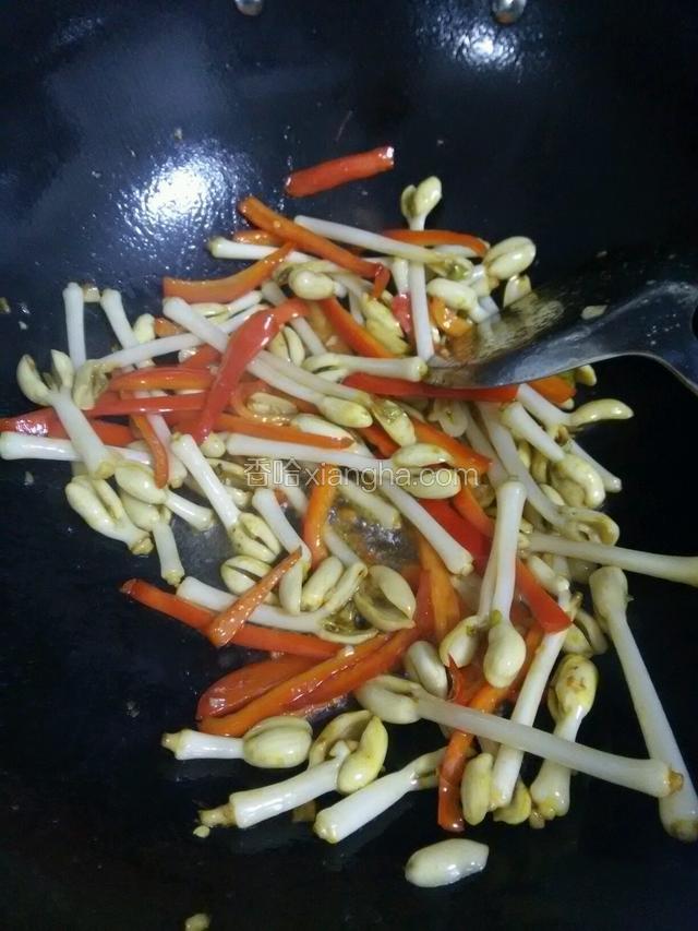 放入蚝油炒匀，就可以起锅了！