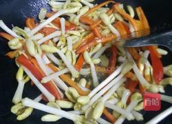 彩椒炒花生芽的做法图解5