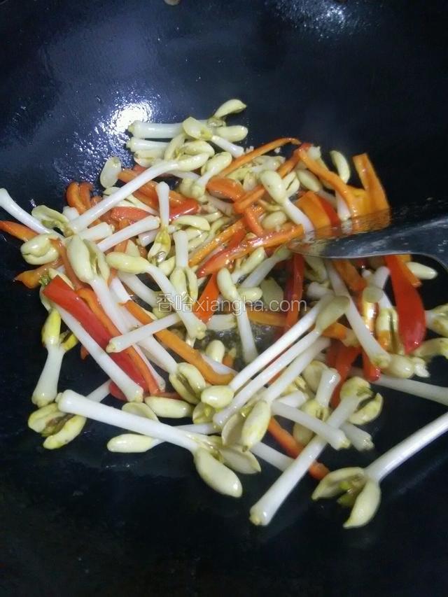 放入醋炒匀