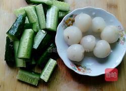 黄瓜炒荔枝的做法图解1