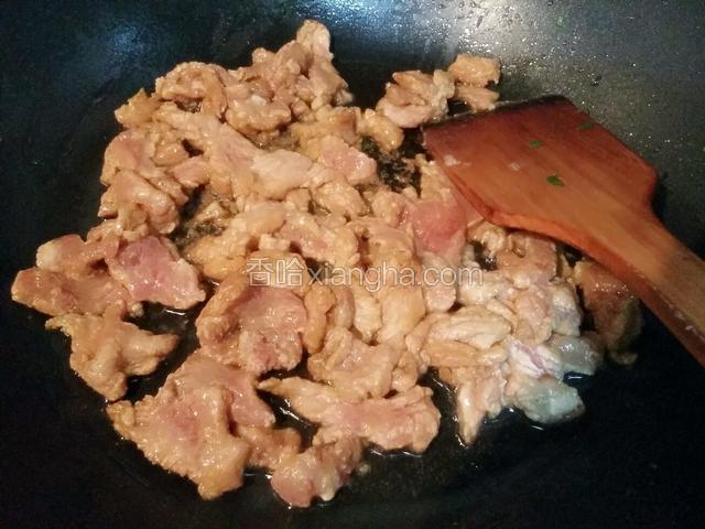 五成热，入肉片炒至变色装盘；