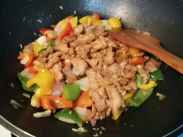 加肉片、加盐一起继续翻炒约3分钟，薄淀粉水勾芡；