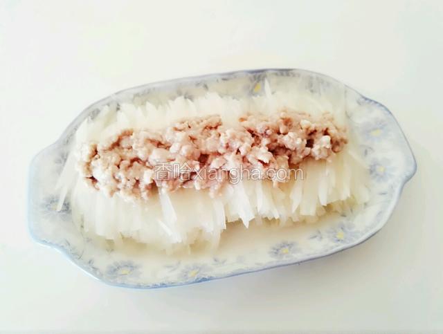 蒸好的白萝卜倒出渍出的汤汁将调料汁淋入肉末白萝卜丝上面即可