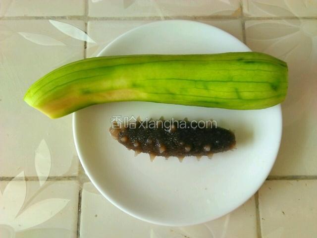 丝瓜削皮，洗净去蒂，海参提前一天泡发。
