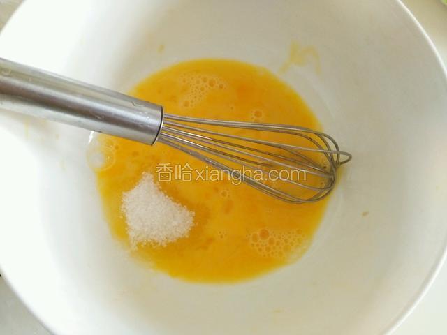 在大碗里加进鸡蛋和糖，用打蛋器打成细腻的泡泡