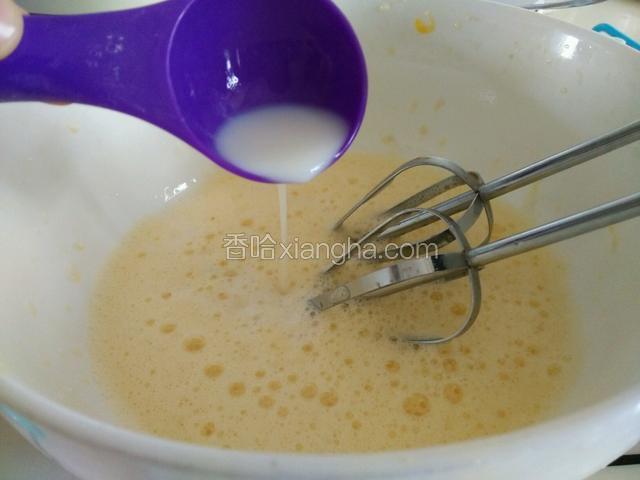 加入牛奶搅拌均匀。