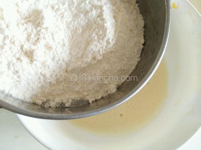 筛进泡打粉和面粉搅拌均匀。