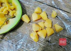 哈密瓜酸奶球的做法图解2