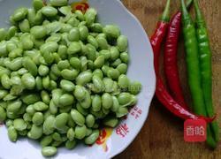 辣椒炒青豆的做法图解1