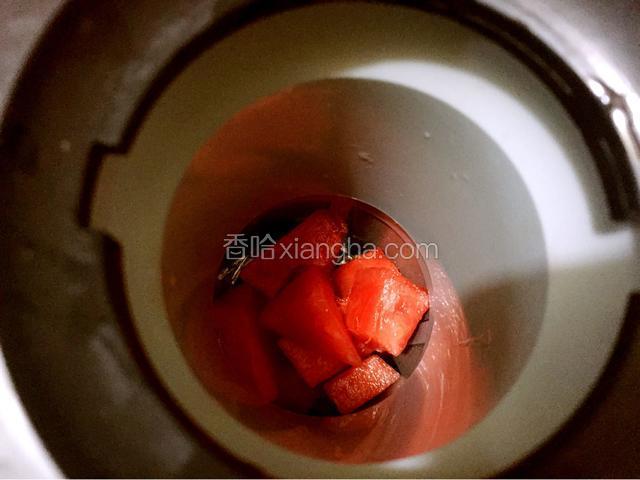 先把西瓜放入果汁机杯中