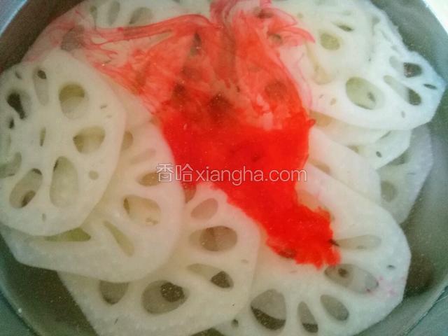 放入白糖，白醋，两三滴食用色素，拌匀