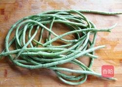 香菇麻酱豆角的做法图解1