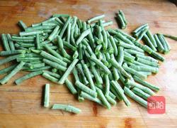 香菇麻酱豆角的做法图解2