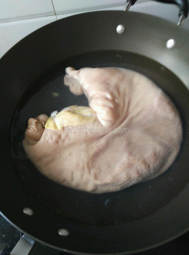 猪肚用地瓜粉搓去粘液，冲洗干净，下开水锅汤一汤，刮洗干净。