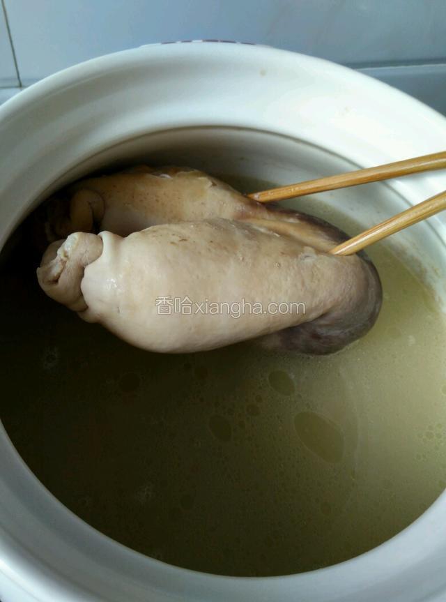 猪肚用筷子能轻易扎透时捞出。