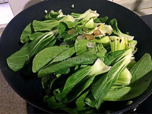 锅中放入洗净的青菜 倒入油（比平时炒菜稍多一点）老酒 酱油 冰糖 一小碗清水 （喜欢吃辣也可放二辣椒）
