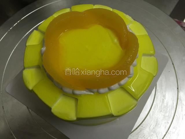 将黄桃片一片压一片贴着奶油边缘摆放