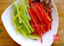 凉拌彩椒芹菜的做法图解1