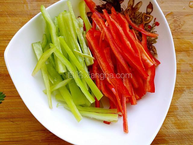 青红彩椒切丝