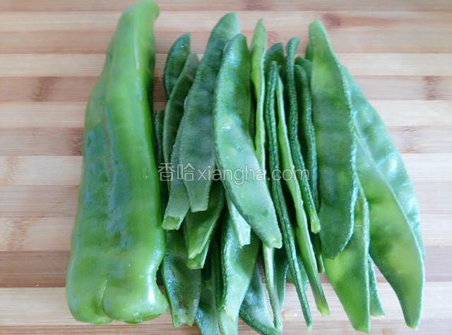 把扁豆和尖椒都摘洗干净