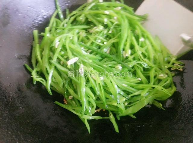放扁豆丝，尖椒丝开大火继续煸炒均匀