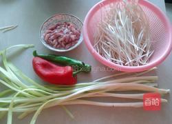 韭黄豆芽炒肉丝的做法图解1