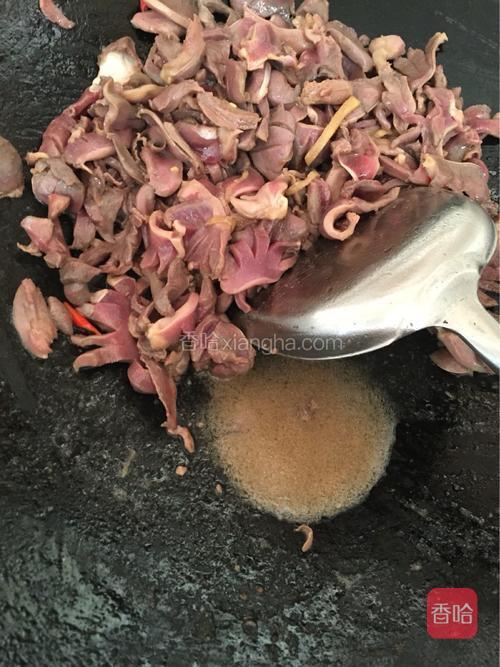 炒鸭肾不需要加水的，小火一两分钟后自己出摊水了，这时再入盐，蚝油，酱油小火焖。