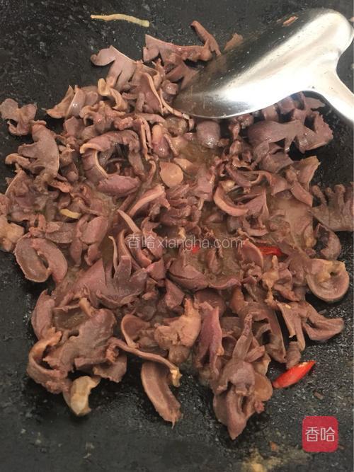 小火焖两三分钟后，滴几滴米酒出香