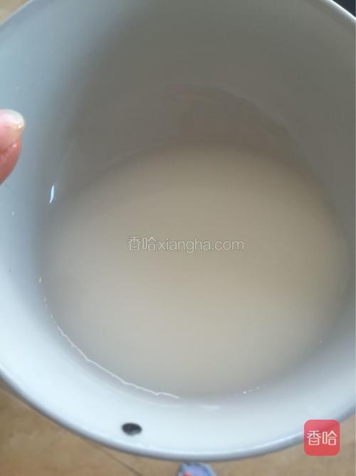 鸭肾的咸淡度比平常的稍微淡点，因为快盛起的时候汁多且很稀，味道也淡，可以用点生粉水勾芡，让每片鸭肾都粘汁