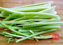 凉拌彩椒芹菜的做法图解2