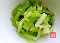 凉拌彩椒芹菜的做法图解5