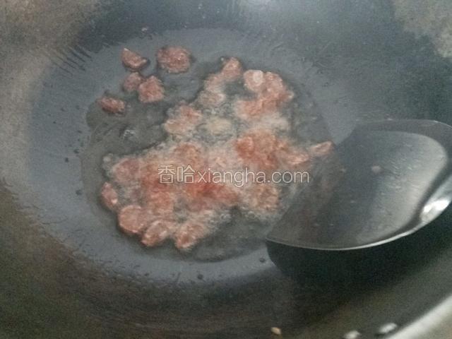 锅中放油烧热，放入切好的腊肉爆香。
