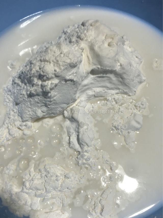 米发糕粉直接与水拌匀，不要有疙瘩，要弄匀称。比例1:1.1