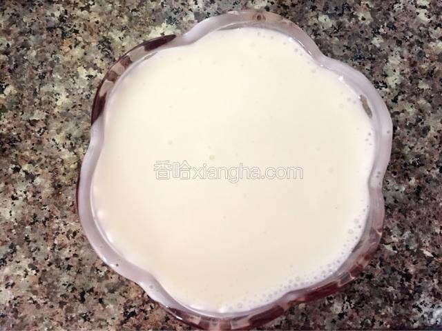 吉利丁片用冷岁泡软，隔水融化             
酸奶加入融化的吉利丁片搅拌均匀             
