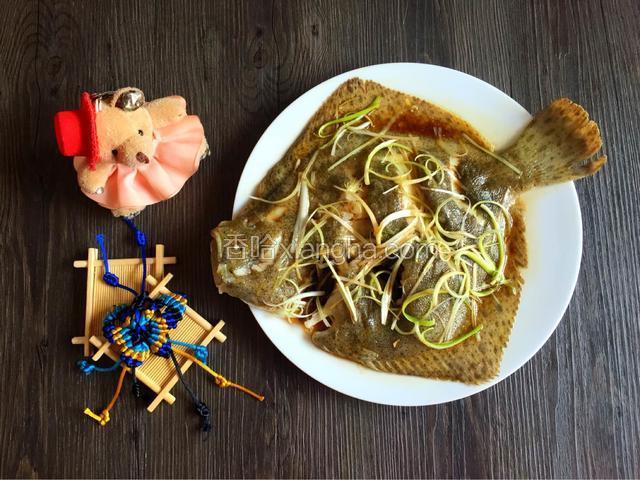 锅中热油，油热趁热浇在葱丝上，将蒸鱼豉油和少许水倒入锅中搅拌均匀淋在鱼身上，美味的清蒸多宝鱼快来品尝吧。