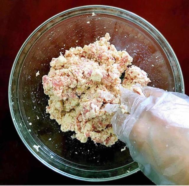 豆腐不用切，加入肉馅和姜沫、盐、胡椒粉、混合好味道用手捏