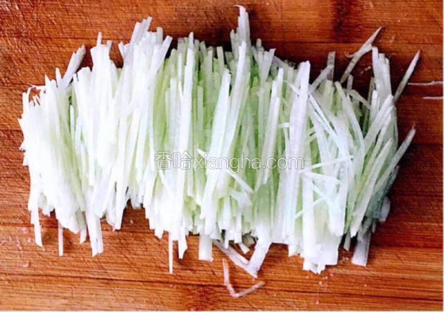白萝卜切成细一点丝