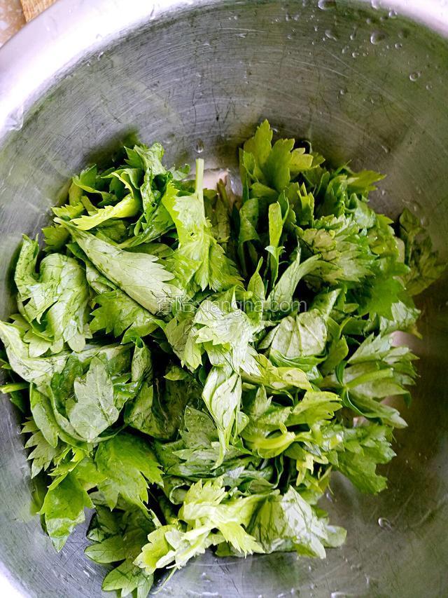 芹菜叶洗净