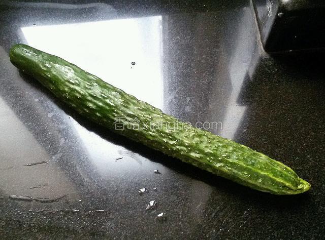 准备黄瓜一根。