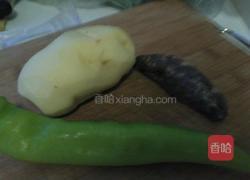 腊肠炒土豆片的做法图解1
