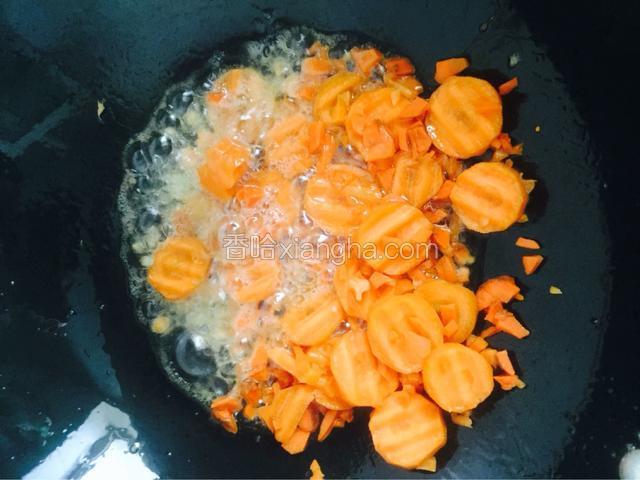 用锅里剩下的油炒胡萝卜，据说，胡萝卜用油炒才能释放出来胡萝卜素