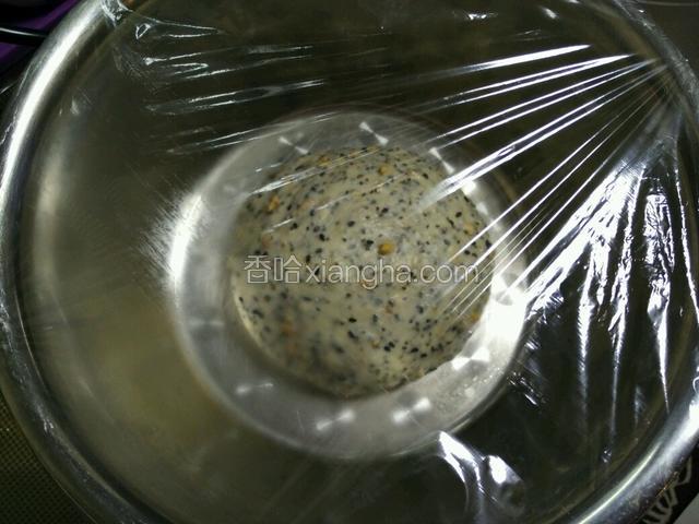 面团滚圆后放进干净盆中，覆上保鲜膜，发酵