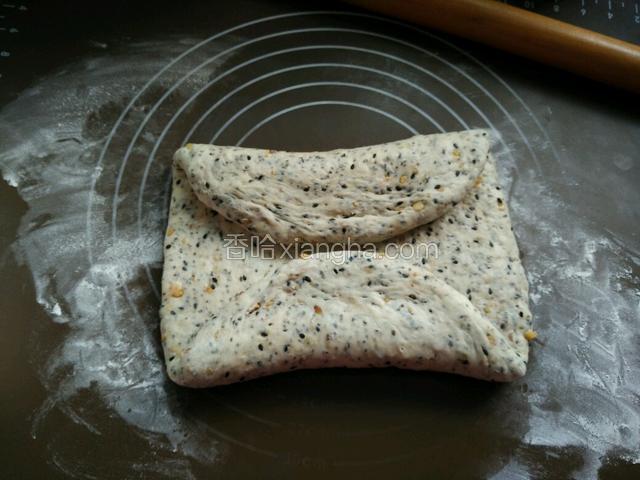 两头向中间对折