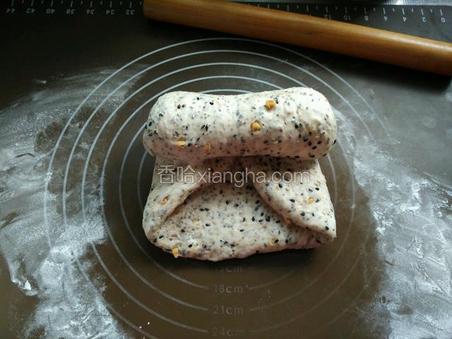 从一侧卷起