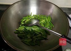 猪皮炒蒜苔的做法图解2