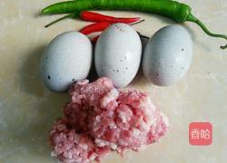 彩椒皮蛋炒肉末的做法图解1