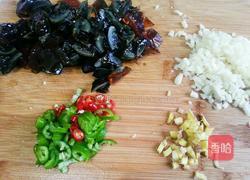 彩椒皮蛋炒肉末的做法图解2