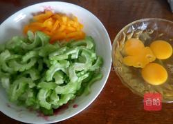 彩椒苦瓜炒蛋的做法图解2