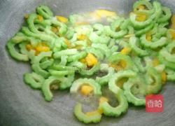 彩椒苦瓜炒蛋的做法图解6