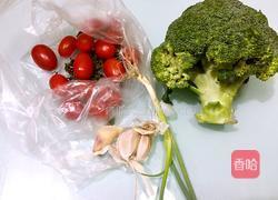 圣女果炒西兰花的做法图解1